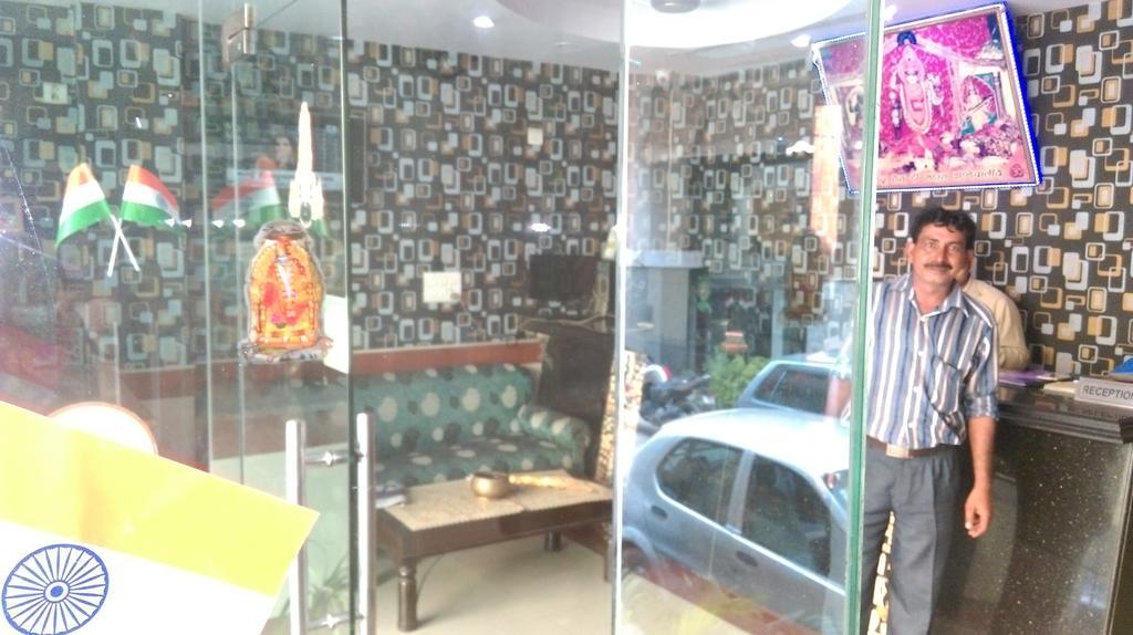 Hotel Surya Plaza Yeni Delhi Dış mekan fotoğraf