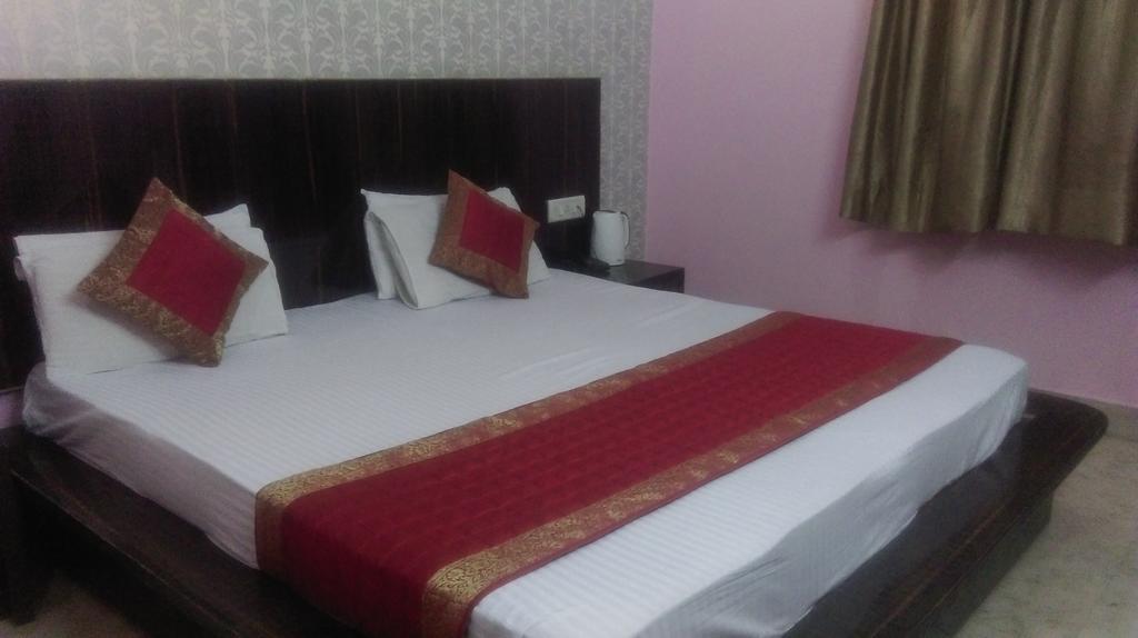 Hotel Surya Plaza Yeni Delhi Oda fotoğraf