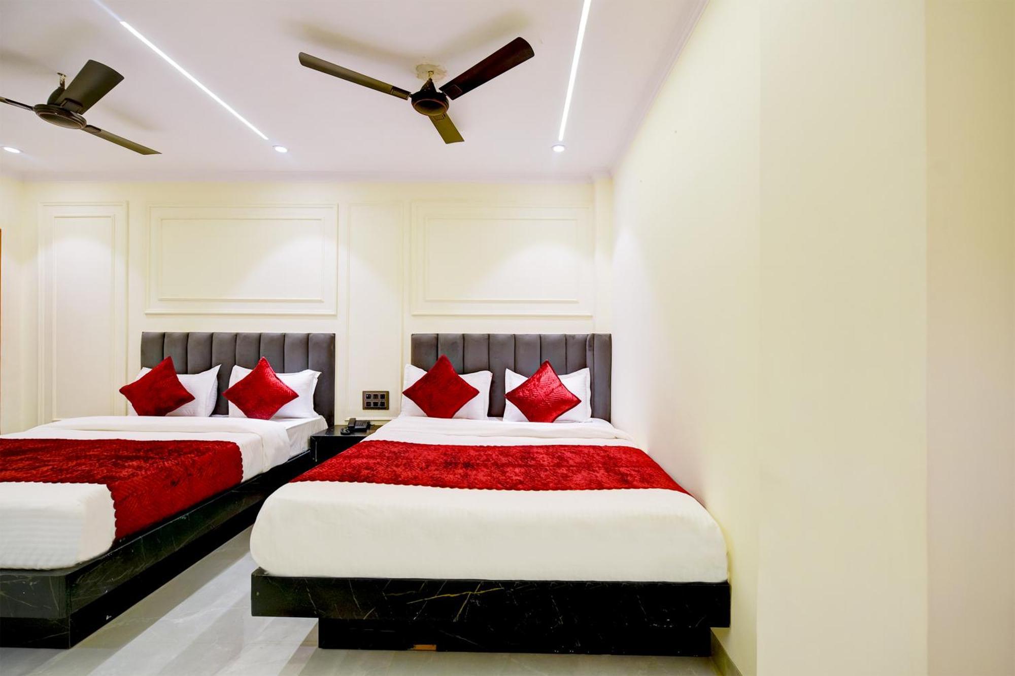 Hotel Surya Plaza Yeni Delhi Dış mekan fotoğraf