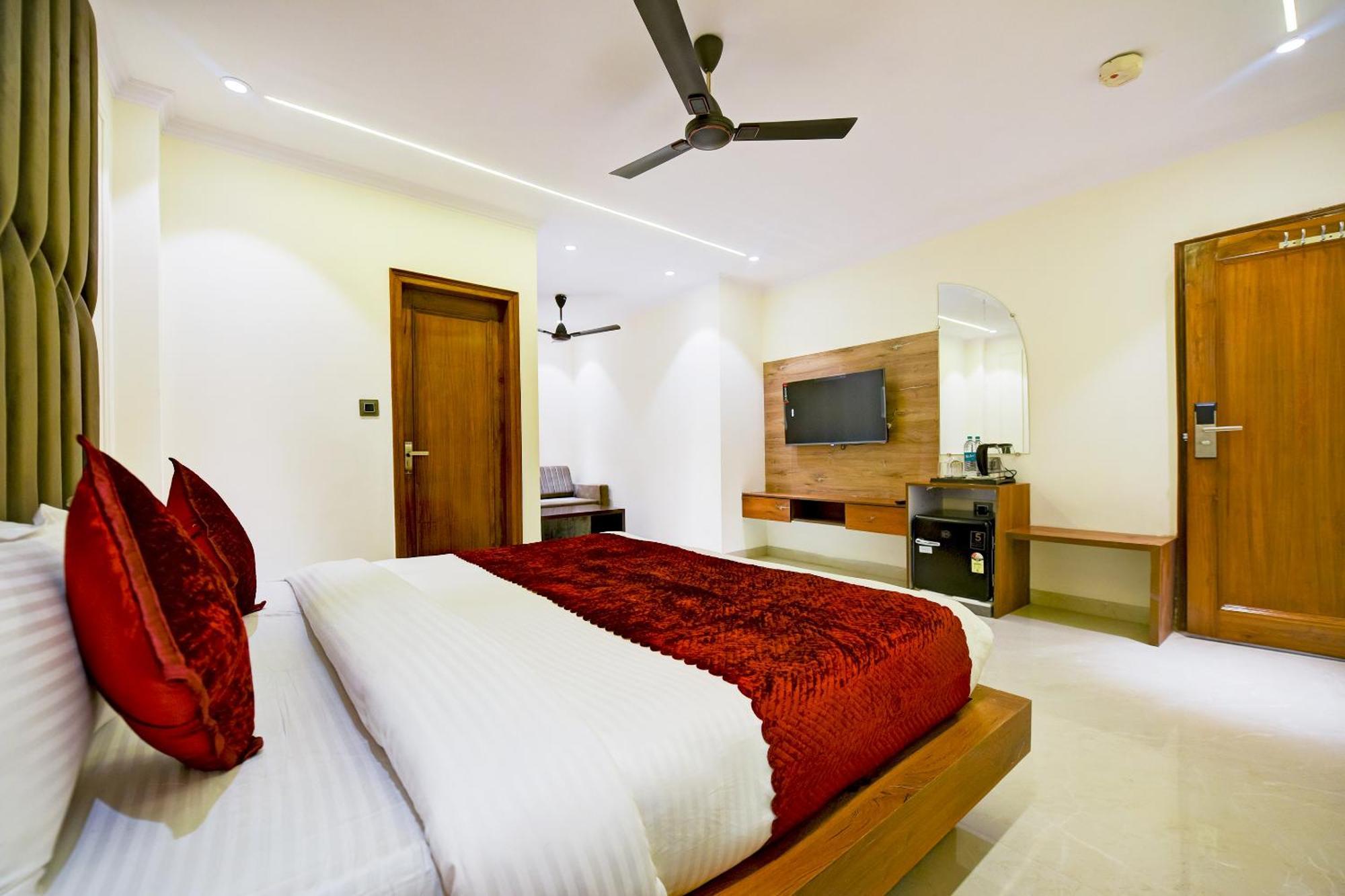 Hotel Surya Plaza Yeni Delhi Dış mekan fotoğraf