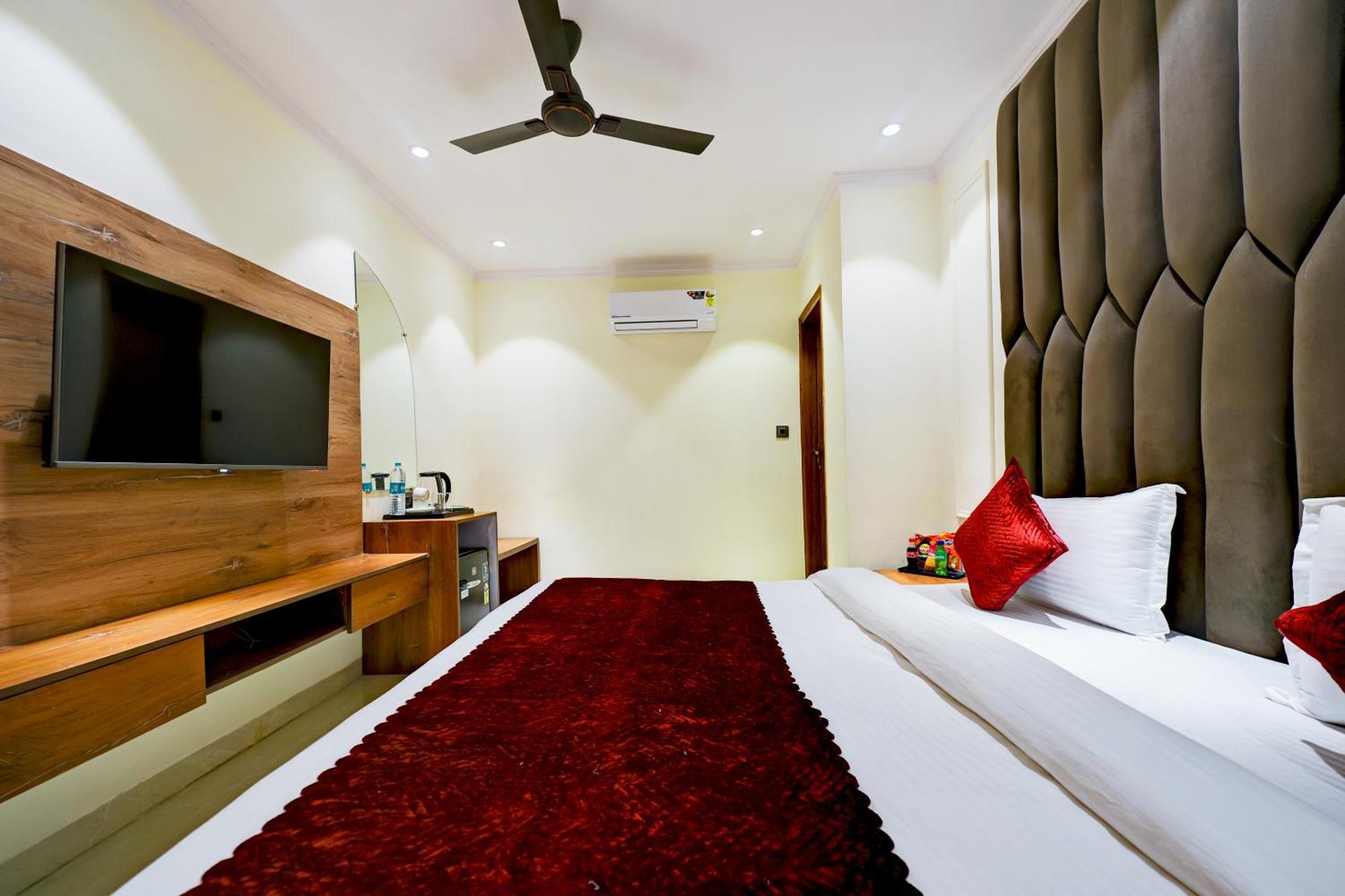 Hotel Surya Plaza Yeni Delhi Dış mekan fotoğraf