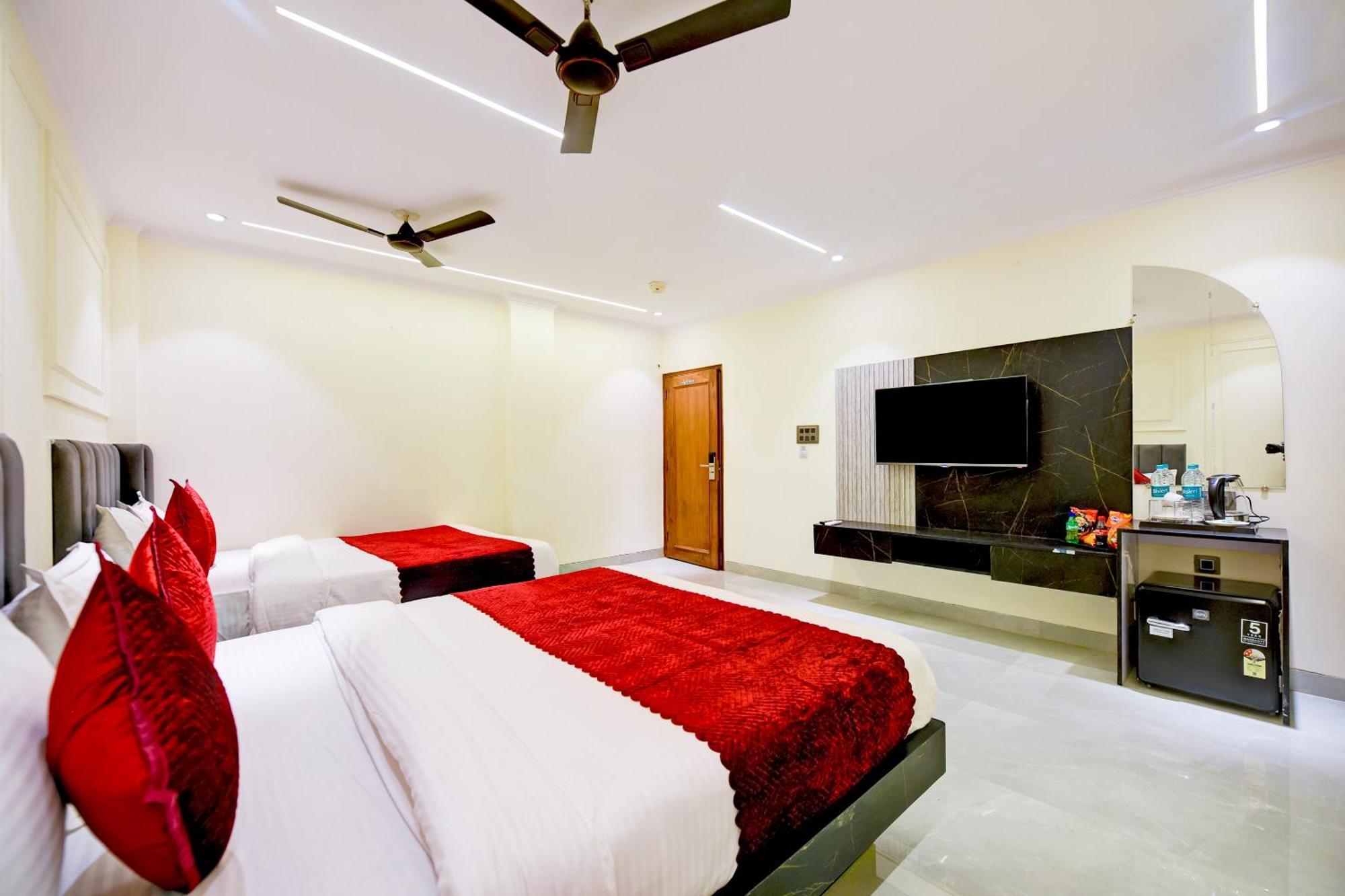 Hotel Surya Plaza Yeni Delhi Dış mekan fotoğraf