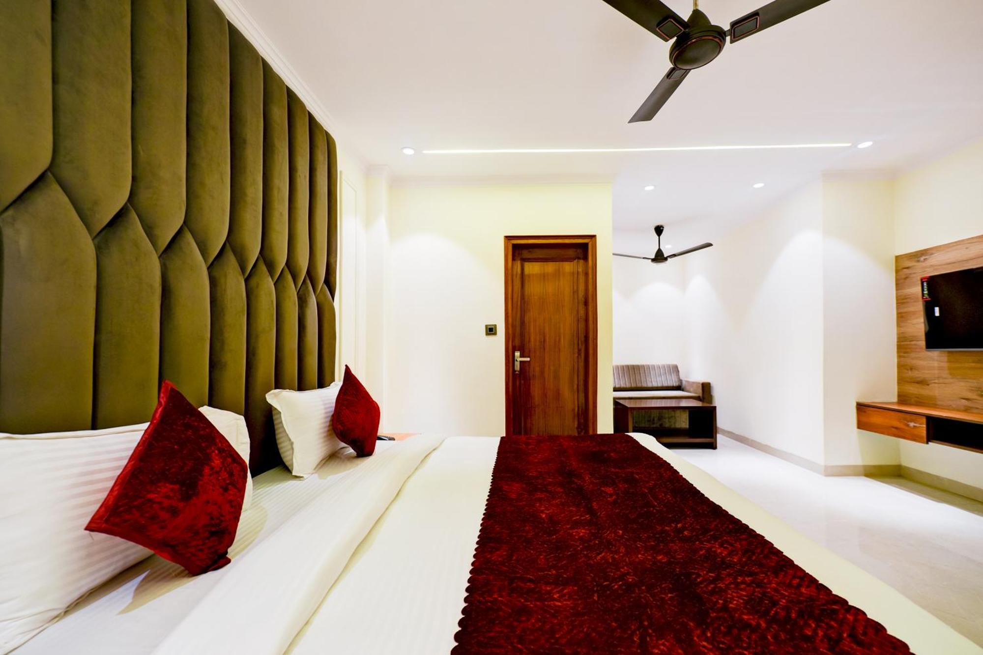 Hotel Surya Plaza Yeni Delhi Dış mekan fotoğraf
