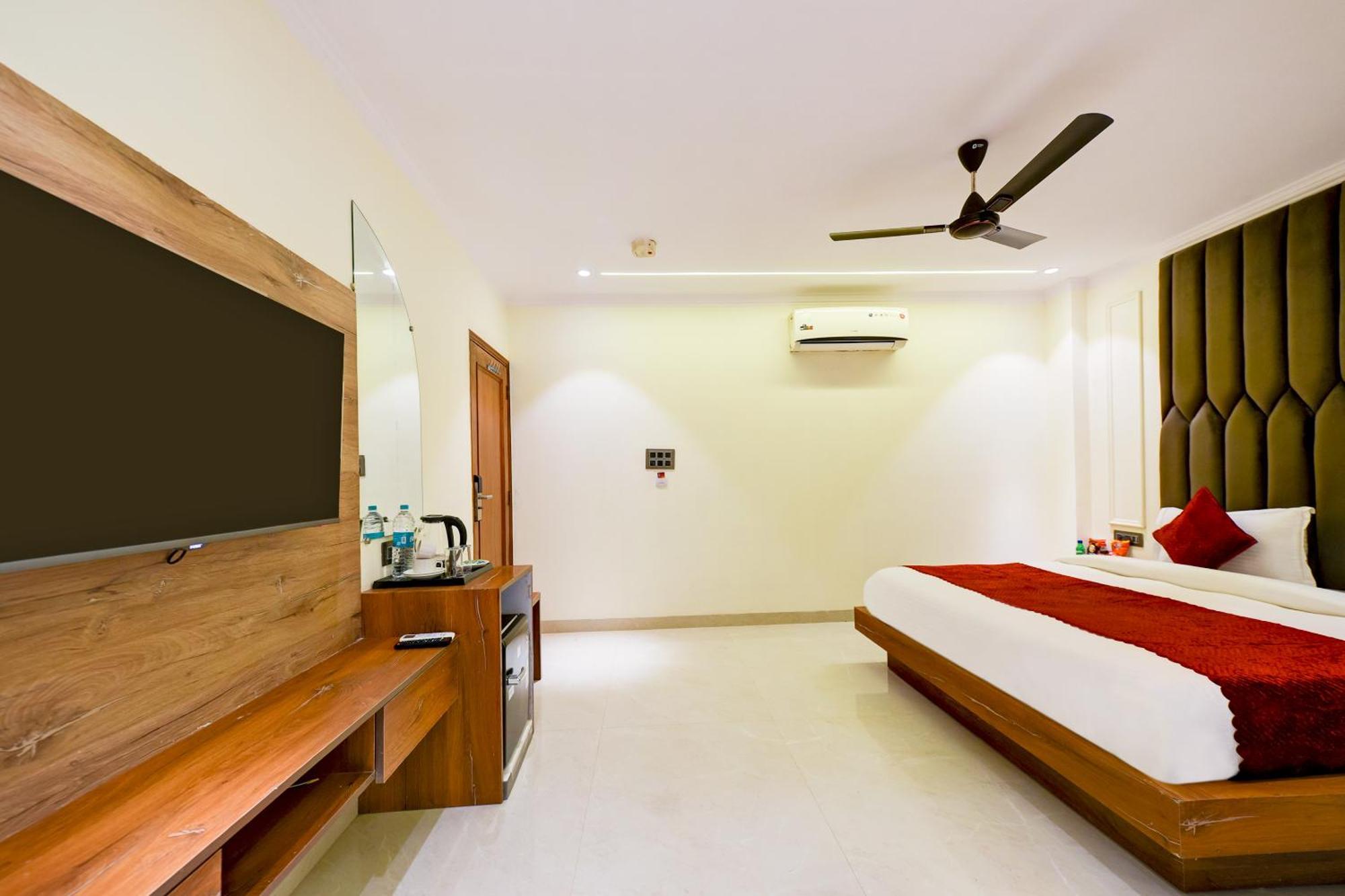 Hotel Surya Plaza Yeni Delhi Dış mekan fotoğraf