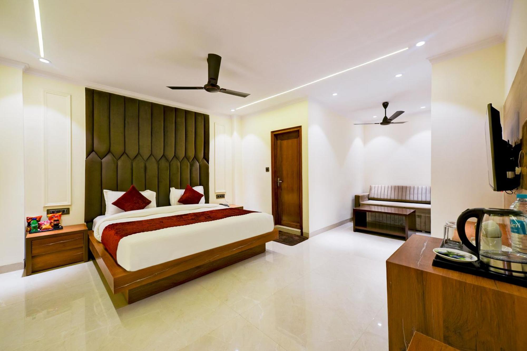 Hotel Surya Plaza Yeni Delhi Dış mekan fotoğraf