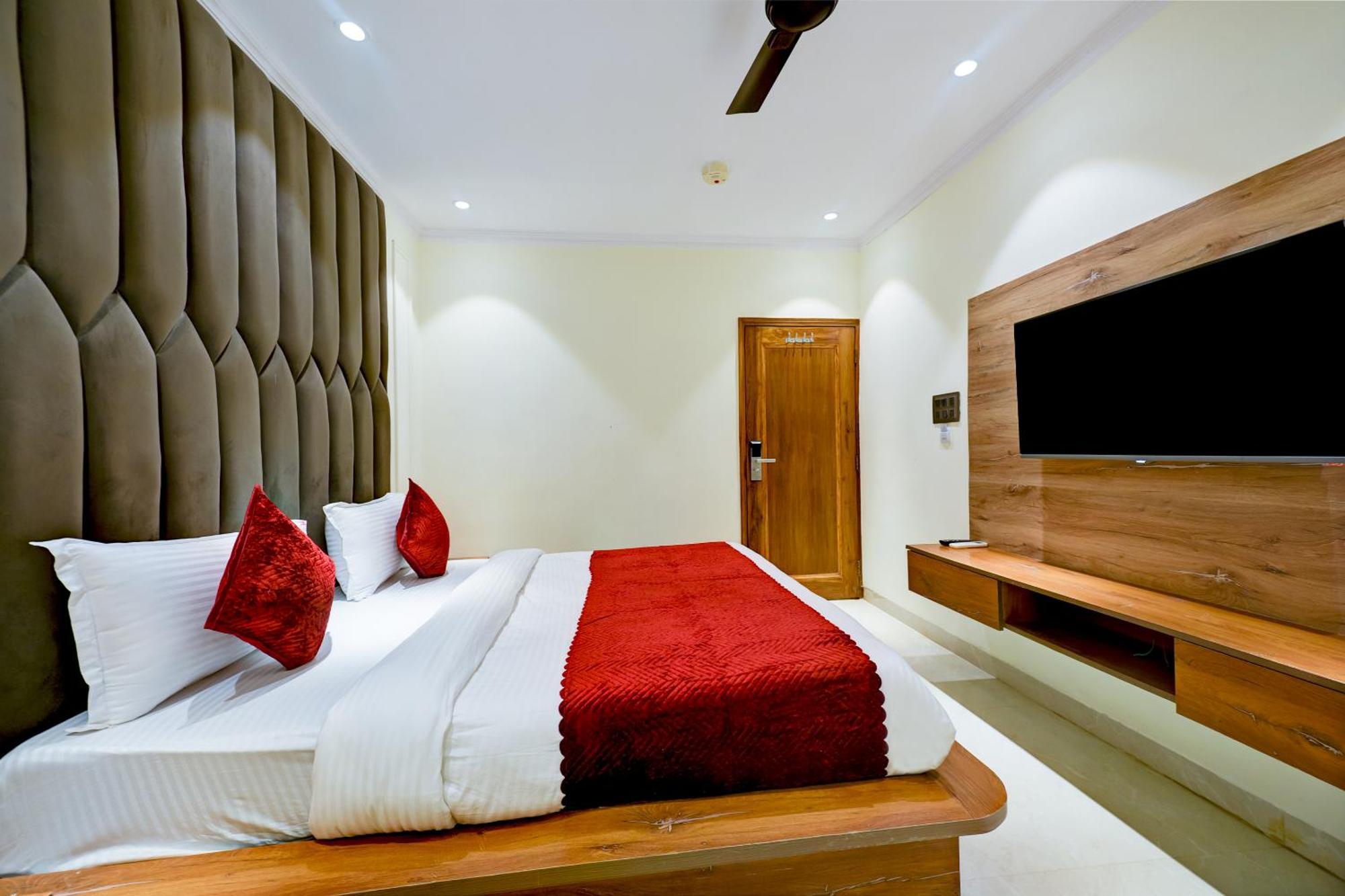 Hotel Surya Plaza Yeni Delhi Dış mekan fotoğraf