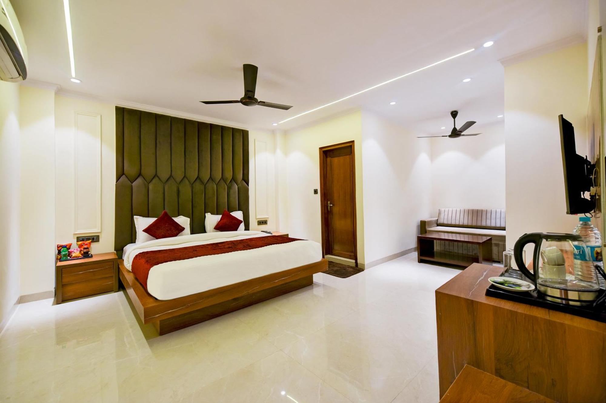 Hotel Surya Plaza Yeni Delhi Dış mekan fotoğraf