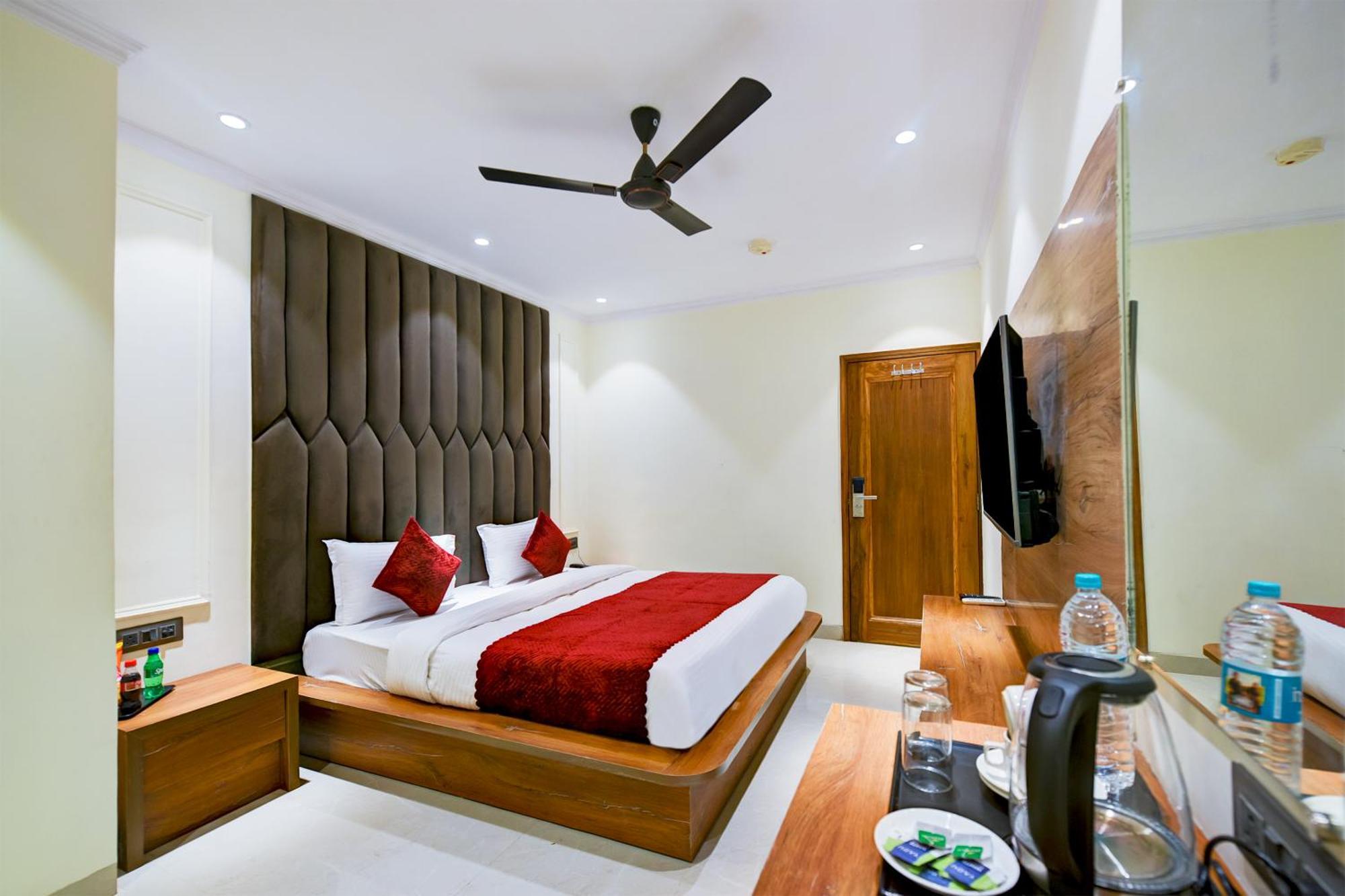 Hotel Surya Plaza Yeni Delhi Dış mekan fotoğraf