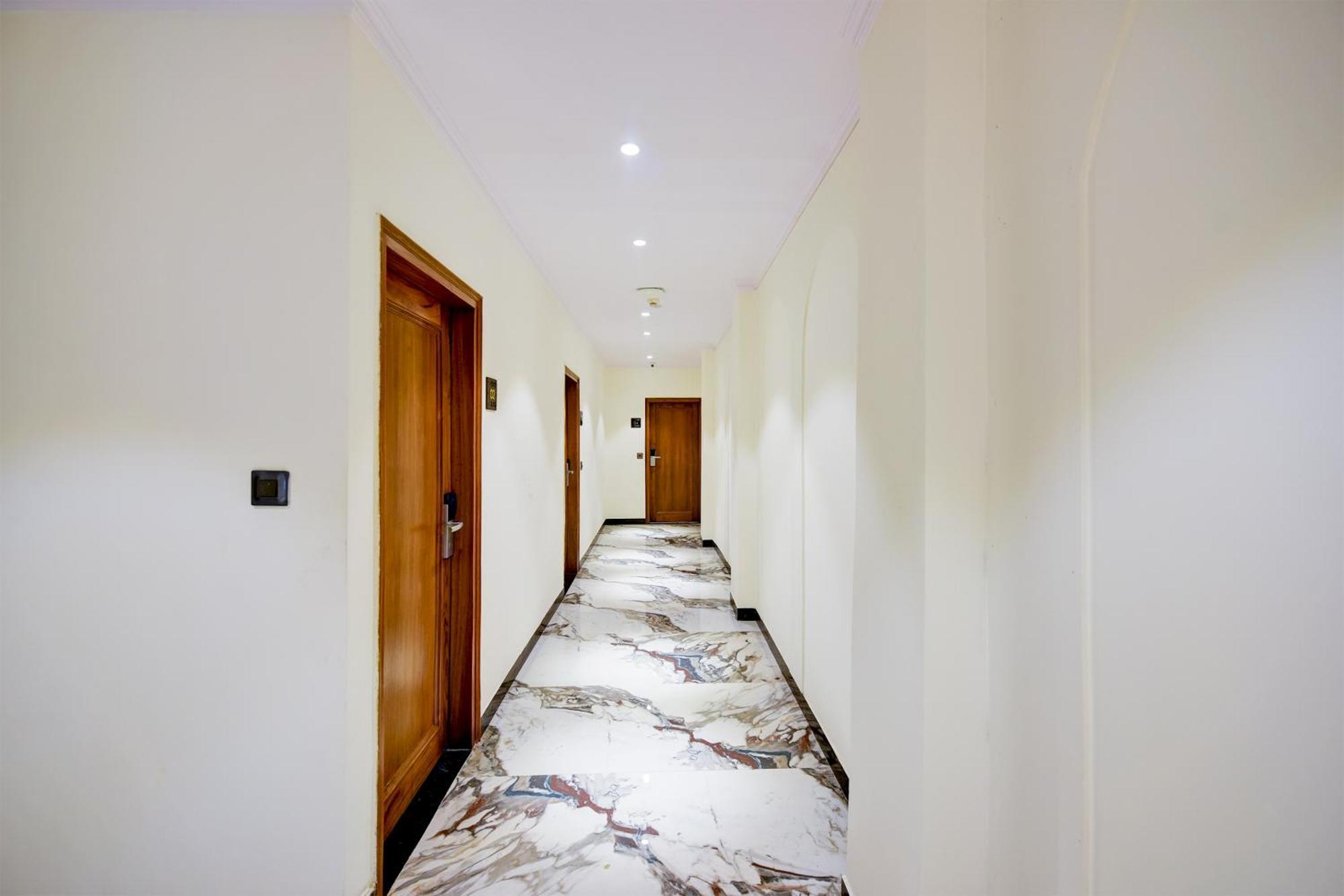 Hotel Surya Plaza Yeni Delhi Dış mekan fotoğraf