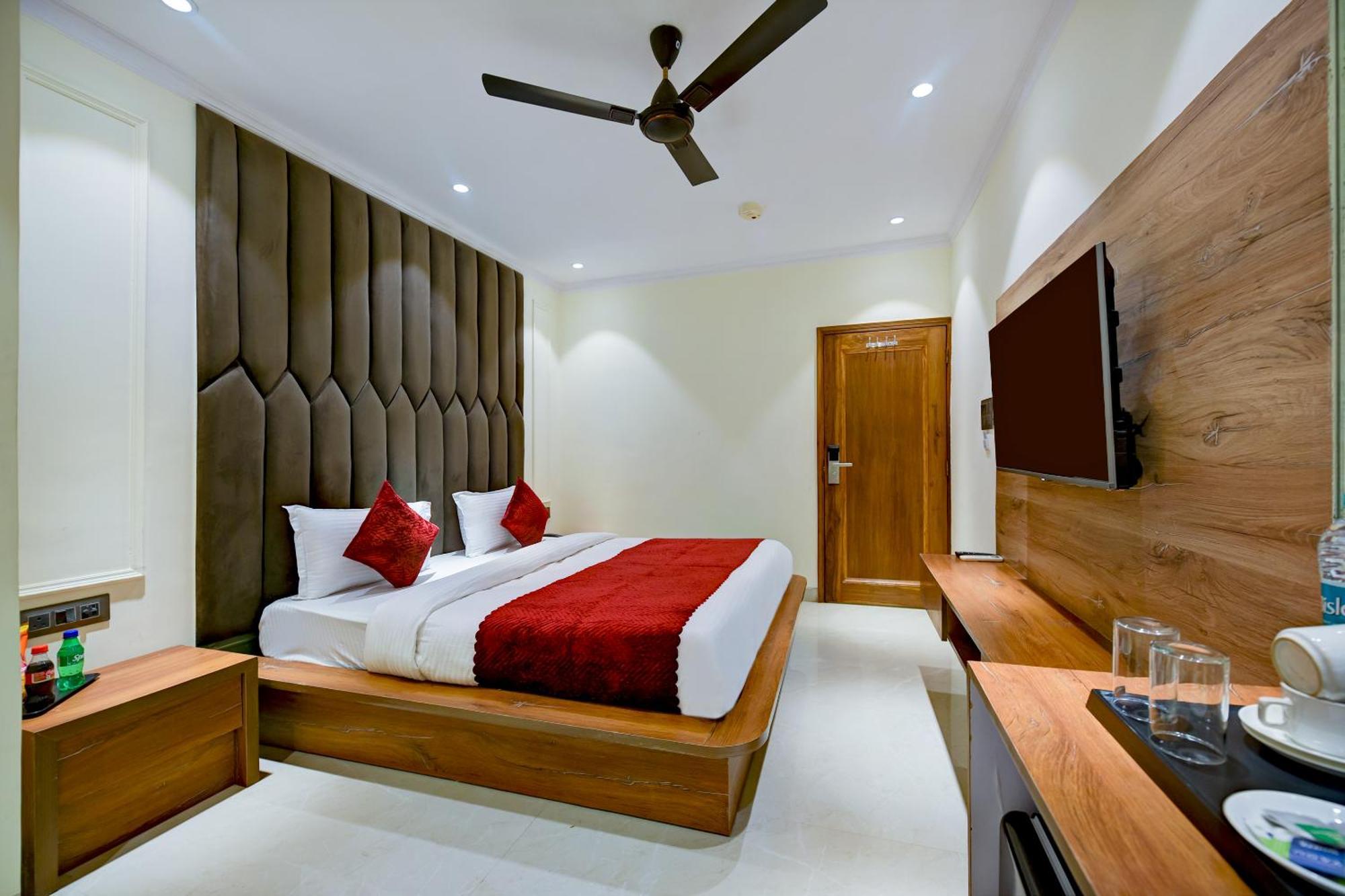 Hotel Surya Plaza Yeni Delhi Dış mekan fotoğraf