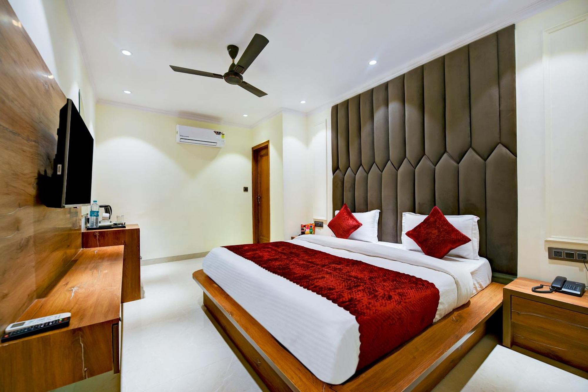 Hotel Surya Plaza Yeni Delhi Dış mekan fotoğraf