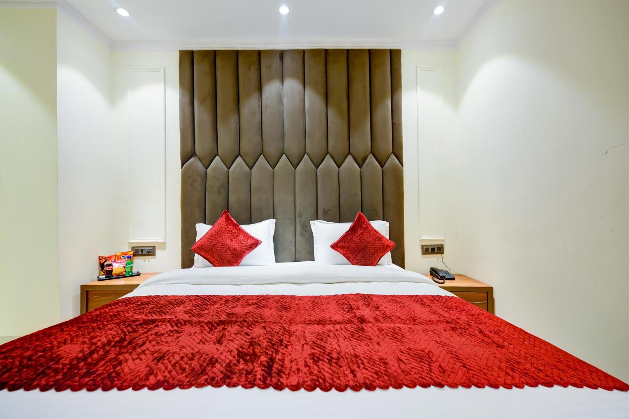 Hotel Surya Plaza Yeni Delhi Dış mekan fotoğraf