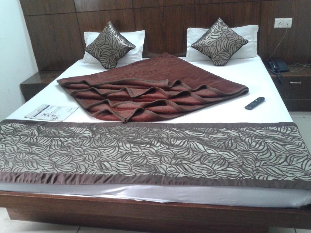 Hotel Surya Plaza Yeni Delhi Dış mekan fotoğraf