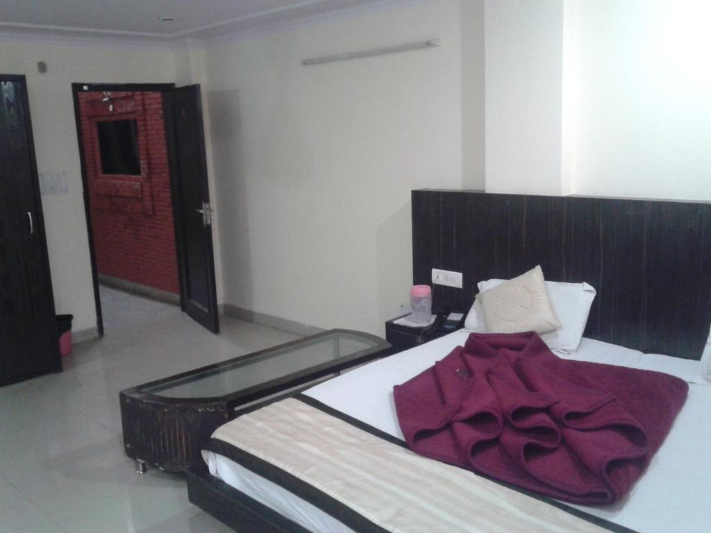 Hotel Surya Plaza Yeni Delhi Dış mekan fotoğraf