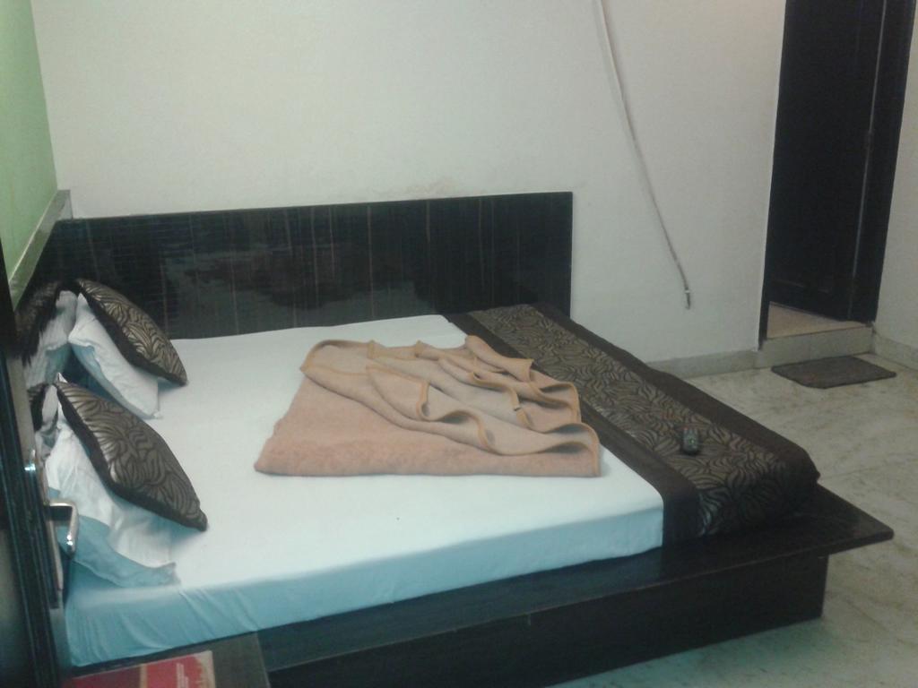 Hotel Surya Plaza Yeni Delhi Dış mekan fotoğraf