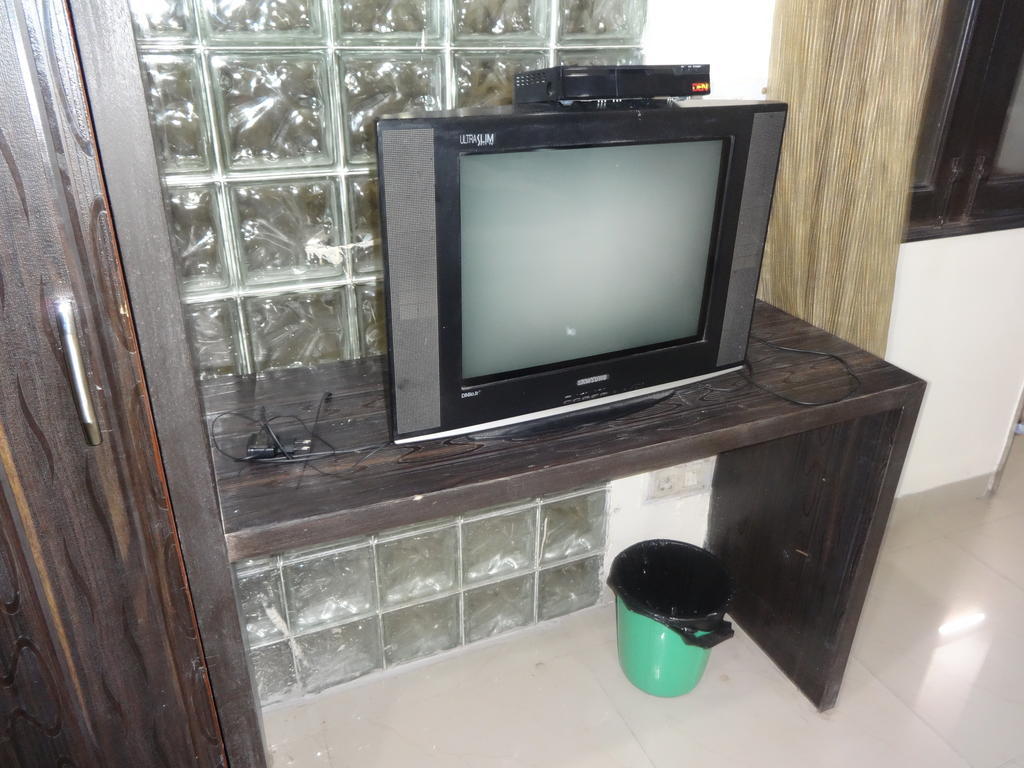 Hotel Surya Plaza Yeni Delhi Oda fotoğraf