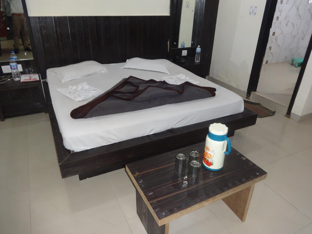 Hotel Surya Plaza Yeni Delhi Oda fotoğraf