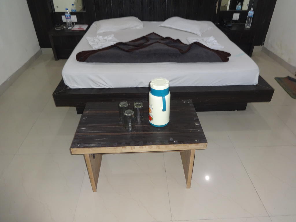 Hotel Surya Plaza Yeni Delhi Oda fotoğraf