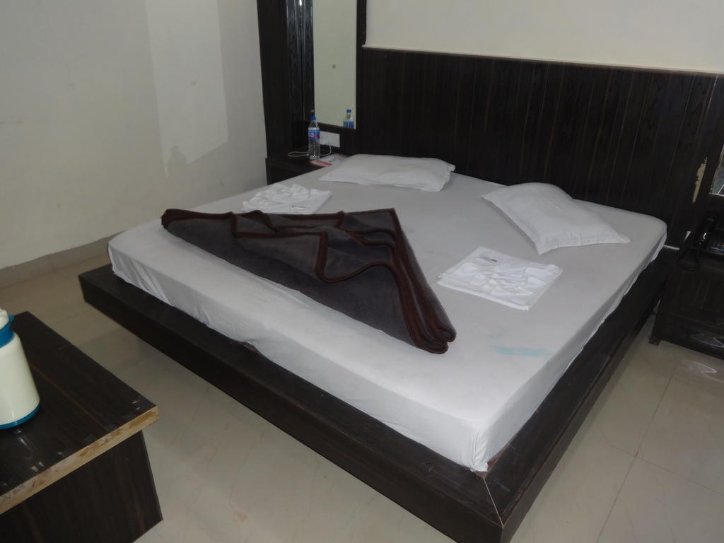 Hotel Surya Plaza Yeni Delhi Oda fotoğraf
