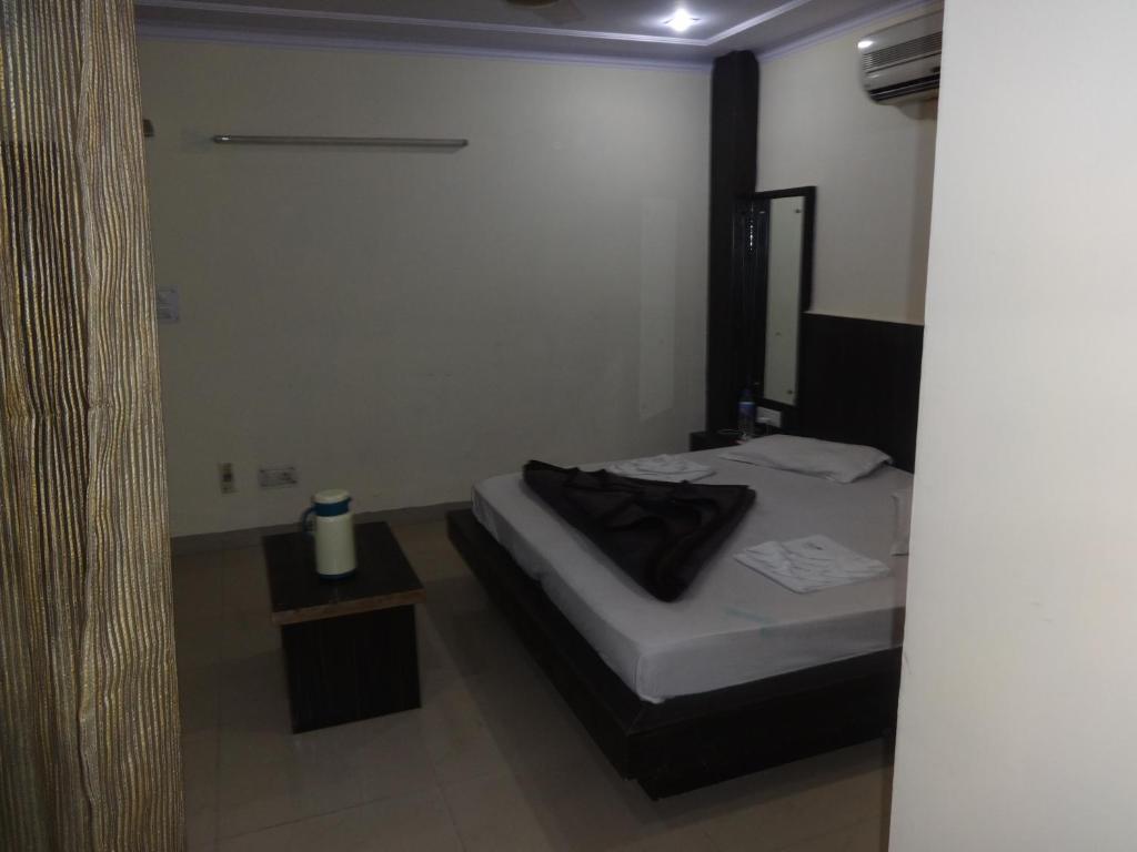 Hotel Surya Plaza Yeni Delhi Dış mekan fotoğraf