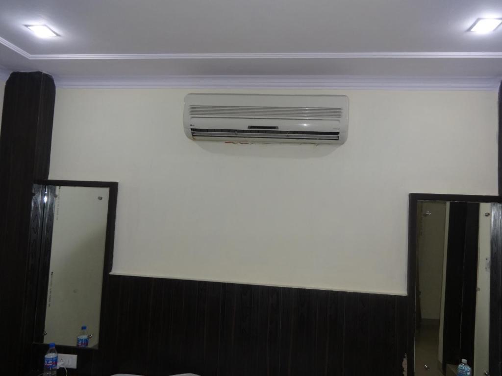 Hotel Surya Plaza Yeni Delhi Dış mekan fotoğraf