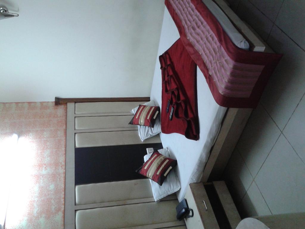 Hotel Surya Plaza Yeni Delhi Dış mekan fotoğraf