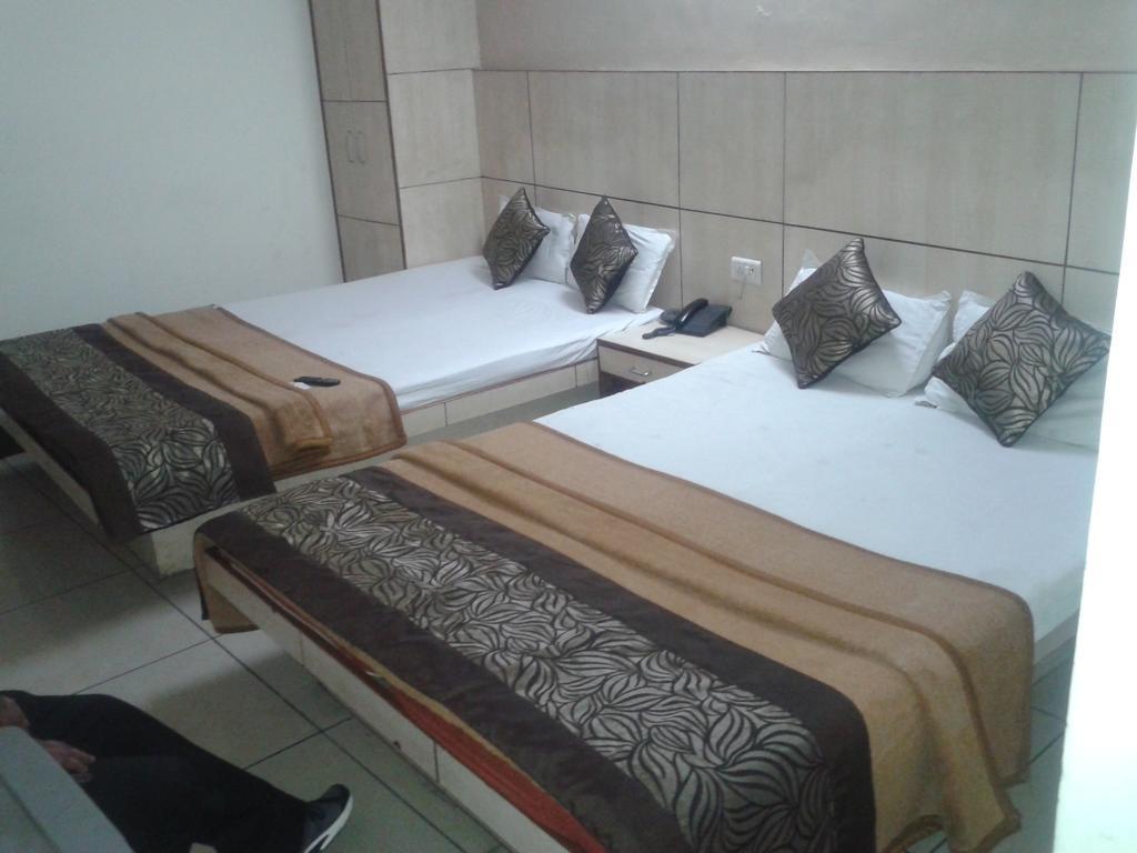 Hotel Surya Plaza Yeni Delhi Oda fotoğraf