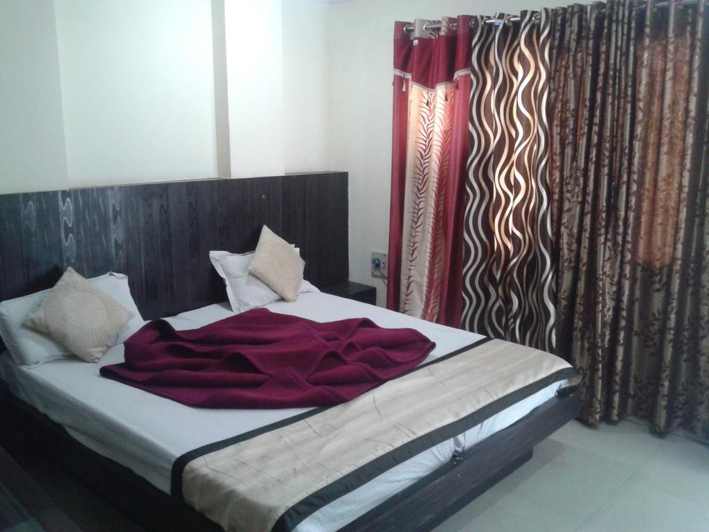 Hotel Surya Plaza Yeni Delhi Dış mekan fotoğraf