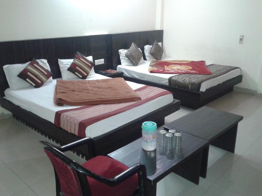 Hotel Surya Plaza Yeni Delhi Oda fotoğraf
