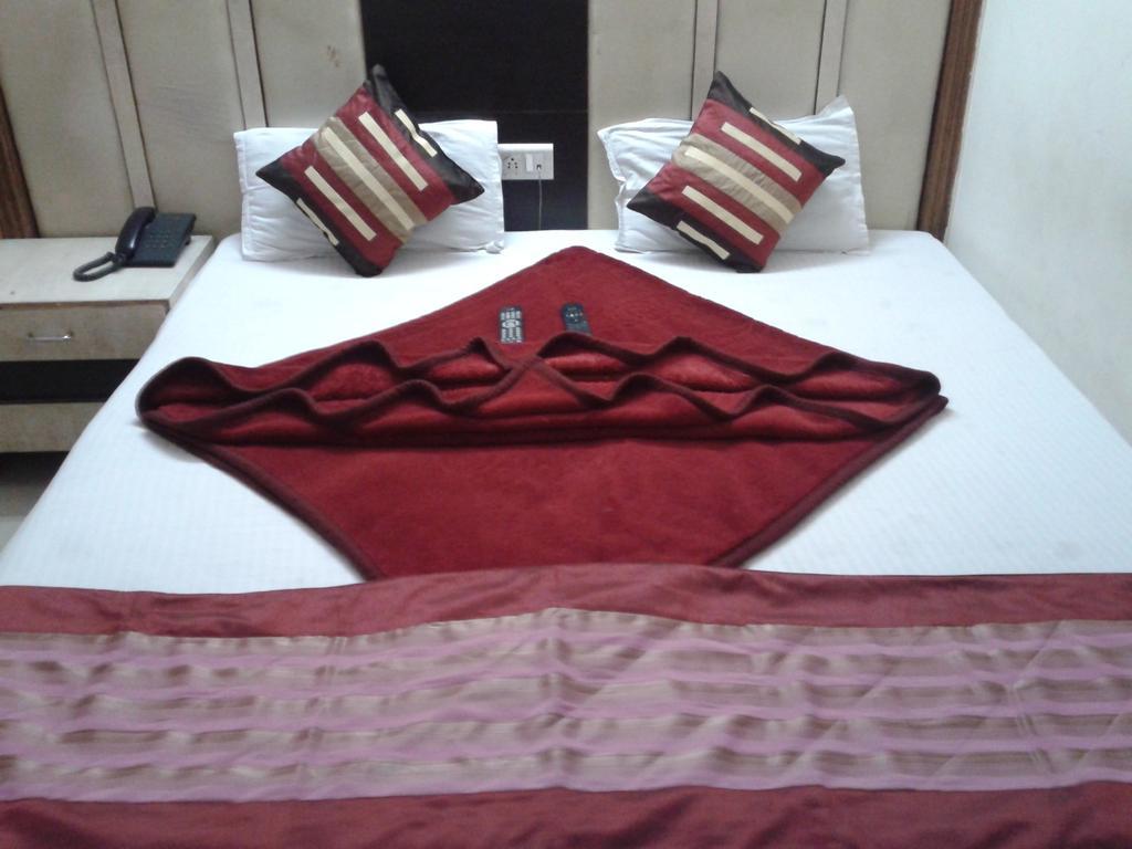 Hotel Surya Plaza Yeni Delhi Dış mekan fotoğraf