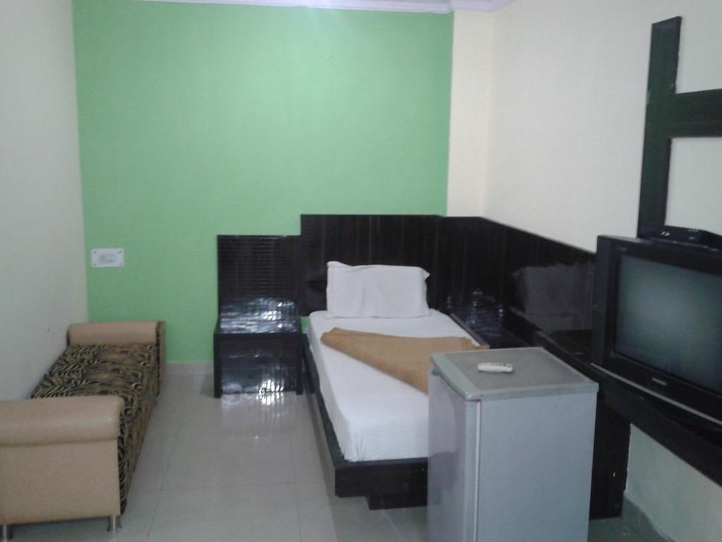 Hotel Surya Plaza Yeni Delhi Dış mekan fotoğraf